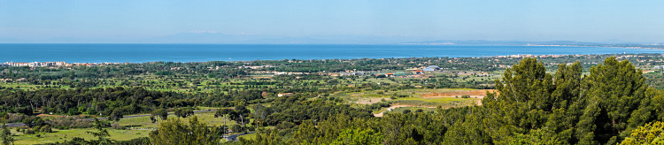 Auf dem Mount St. Loup -
                                          ein alter Vulkan zwischen Agde
                                          und Cape d'Agde bei Beziers,
                                          Languedoc, Sdfrankreich