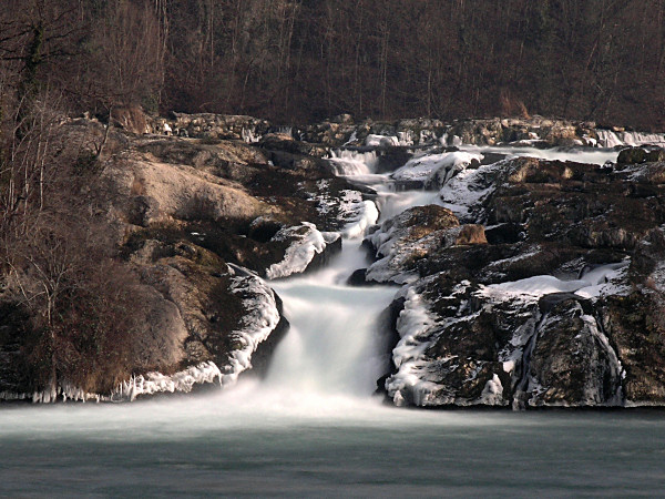 Langzeitbelichtung am
                                          Rheinfall bei extremen
                                          Niedrigwasser