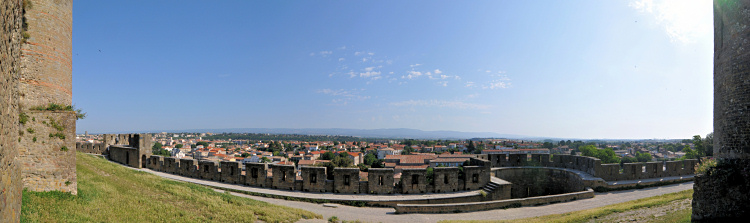 Blick von der Burg auf
                                          die Stadt Carcassonne