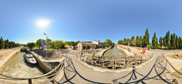 Canal du Midi bei
                                            Beziers, Languedoc,
                                            Frankreich Kugelpanorama bei
                                            der Brcke ber die
                                            Schleusentreppe von
                                            Foncerannes