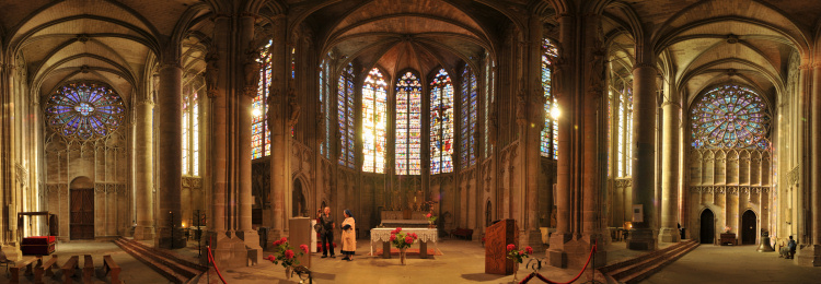 Freihand Panorama in der
                                          Kirche von Carcassonne
                                          (1/20sec)