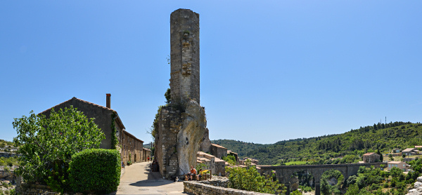 Minerve liegt auf einem
                                            schmalen Kalksteinfelsen in,
                                            Languedoc, Frankreich. Der
                                            rtliche Fluss hat zwei
                                            groe begehbare Hhlen
                                            geschaffen. Kugelpanorama
                                            vom Nordeingang des Ortes.