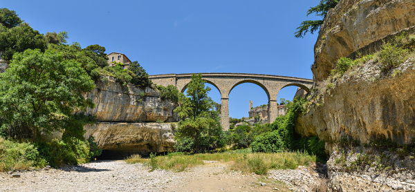 Minerve liegt auf einem
                                            schmalen Kalksteinfelsen in,
                                            Languedoc, Frankreich. Der
                                            rtliche Fluss hat zwei
                                            groe begehbare Hhlen
                                            geschaffen. Kugelpanorama
                                            vom Nordeingang des Ortes.