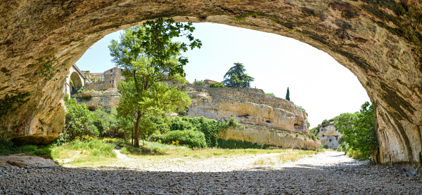 Minerve liegt auf einem
                                            schmalen Kalksteinfelsen in,
                                            Languedoc, Frankreich. Der
                                            rtliche Fluss hat zwei
                                            groe begehbare Hhlen
                                            geschaffen. Kugelpanorama
                                            vom Nordeingang des Ortes.