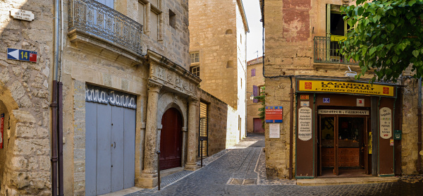 In der Altstadt von
                                            Pezenas, Languedoc,
                                            Frankreich Kugelpanorama in
                                            der sdfranzsischen
                                            Molirestadt.