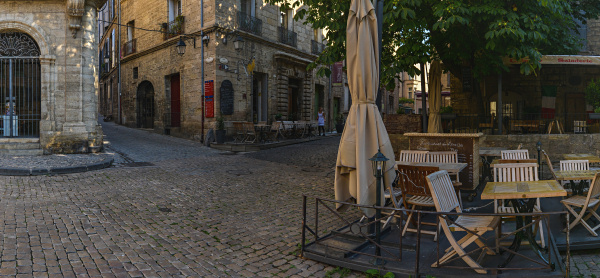 In der Altstadt von
                                            Pezenas, Languedoc,
                                            Frankreich Kugelpanorama in
                                            der sdfranzsischen
                                            Molirestadt.