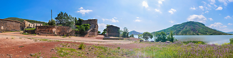 Bei der Geisterstadt
                                          Celles am Lac Du Salagou nhe
                                          Clermont-l'Herault, Languedoc,
                                          Sdfrankreich