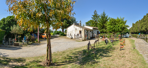 Kunst an der
                                            Kanalschleuse des Kanal du
                                            Midi, Languedoc, Frankreich
                                            Kugelpanorama im
                                            Skulptuerengarten.